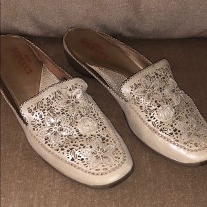 Sesto Meucci off white delicate design slip ons